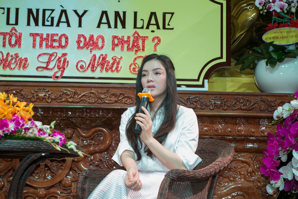 Lý Nhã Kỳ nghẹn ngào kể lại tuổi thơ khó khăn - 2 Lý Nhã Kỳ đã không cầm được nước mắt khi kể lại tuổi thơ cơ cực của mình.