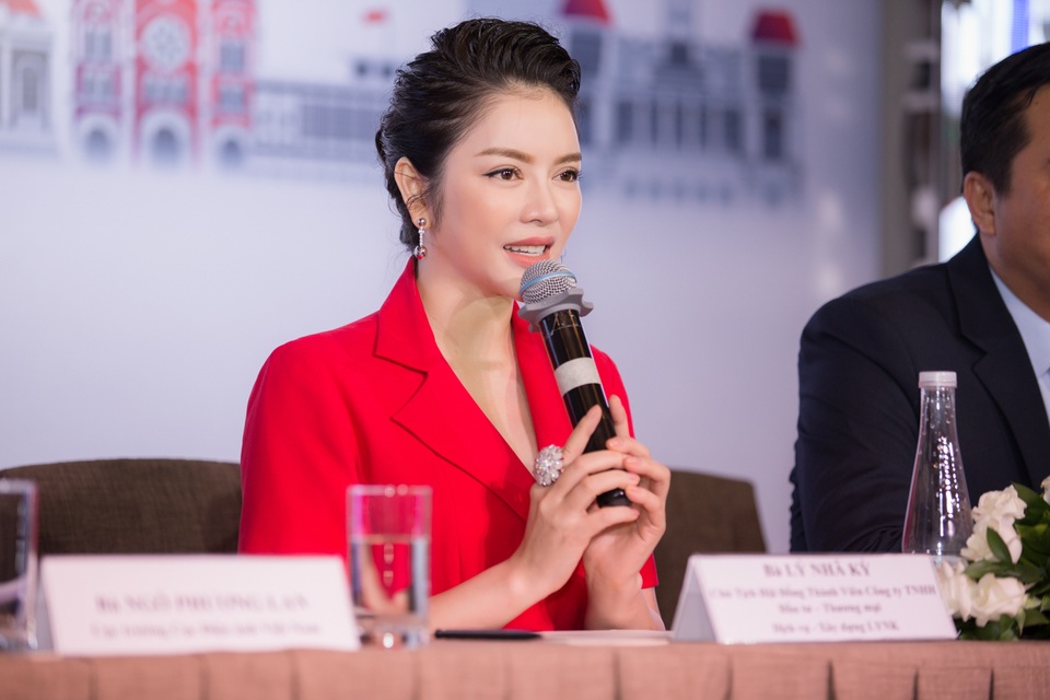 Lý Nhã Kỳ chi 1 triệu euro để đưa hình ảnh Việt Nam đến Cannes 2017 - 4 “Chương trình quảng bá có kinh phí 1 triệu euro này, bao gồm đặt 3 bảng quảng cáo với chiều dài 21m, chiều cao 3m trước mặt của Khách sạn Majestic Barriere 5 sao và đối diện lâu đài Palais des Festivals, nơi diễn ra Liên hoan phim Quốc tế Cannes, và thảm đỏ dành cho các ngôi sao quốc tế, các nhà làm phim, nhà đầu tư, đạo diễn sánh bước”, Lý Nhã Kỳ cho biết.