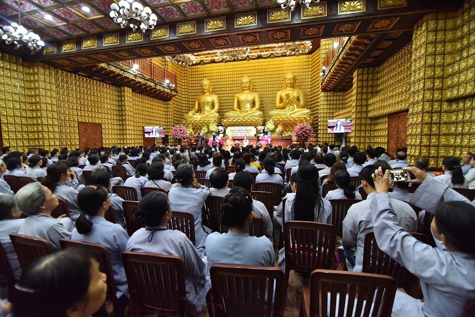Lý Nhã Kỳ nghẹn ngào kể lại tuổi thơ khó khăn - 1 Toàn cảnh buổi trò chuyện của Lý Nhã Kỳ tại chùa Giác Ngộ nhân mùa Vu lan báo hiếu.