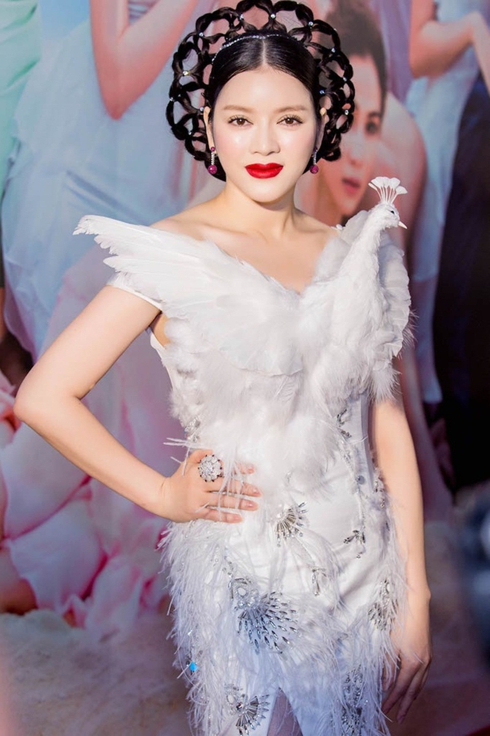 Xuất hiện trong một thiết kế đính lông vũ trắng theo tinh thần Haute Couture, Lý Nhã Kỳ rạng rỡ, quyền quý.