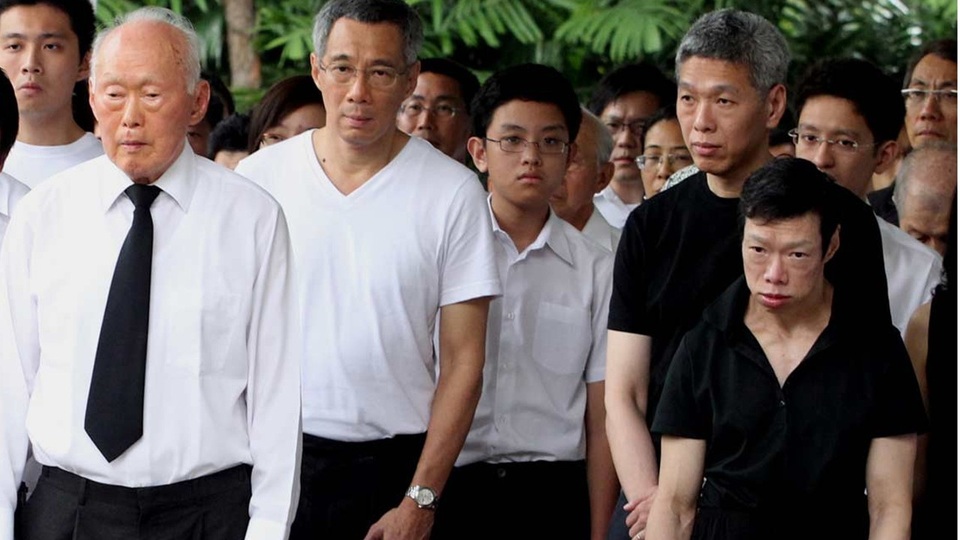 Sợ bị bắt, cháu nội cố Thủ tướng Lý Quang Diệu rời Singapore - 2 Từ trái qua phải: Cố Thủ tướng Lý Quang Diệu, Thủ tướng Lý Hiển Long, ông Lý Hiển Dương và bà Lý Vỹ Linh (Ảnh: Straitstimes)