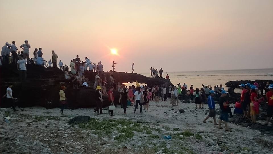 Hạn chế du khách leo lên cổng Tò Vò ở đảo Lý Sơn - 1 Hàng trăm du khách tập trung tại khu vực cổng Tò Vò trên đảo Lý Sơn mỗi ngày.