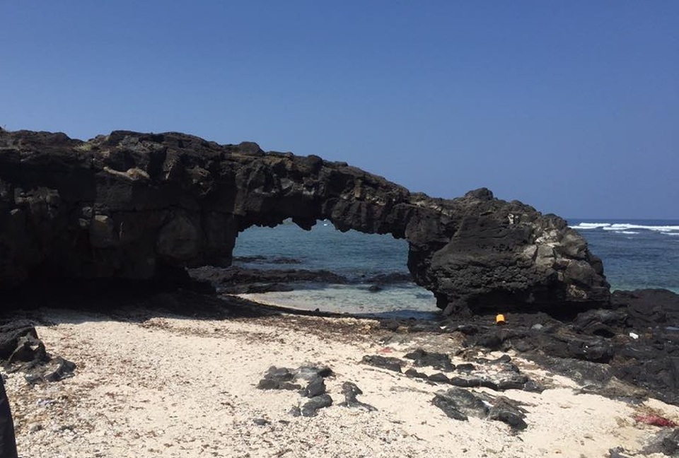 Hạn chế du khách leo lên cổng Tò Vò ở đảo Lý Sơn - 2
Cổng Tò Vò cao khoảng 2,5 m được hình thành từ trầm tích núi lửa.