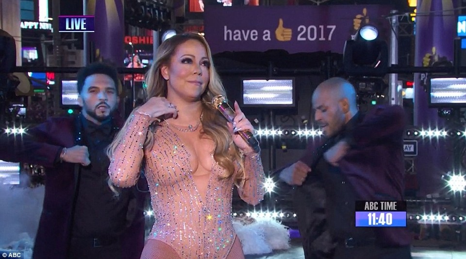 Mariah Carey lộ hát nhép trong đêm giao thừa - 1
Mariah Carey trình diễn trong đêm giao thừa tại quảng trường thời đại ở New York trong khoảnh khắc đón mừng năm mới 2017