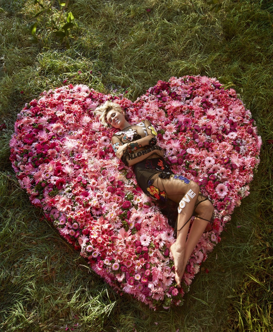 Miley Cyrus xinh đẹp như công chúa - 1
Miley Cyrus ngọt ngào và lãng mạn trong bộ ảnh mới trên tạp chí Harpers Bazaar số tháng 8/2017