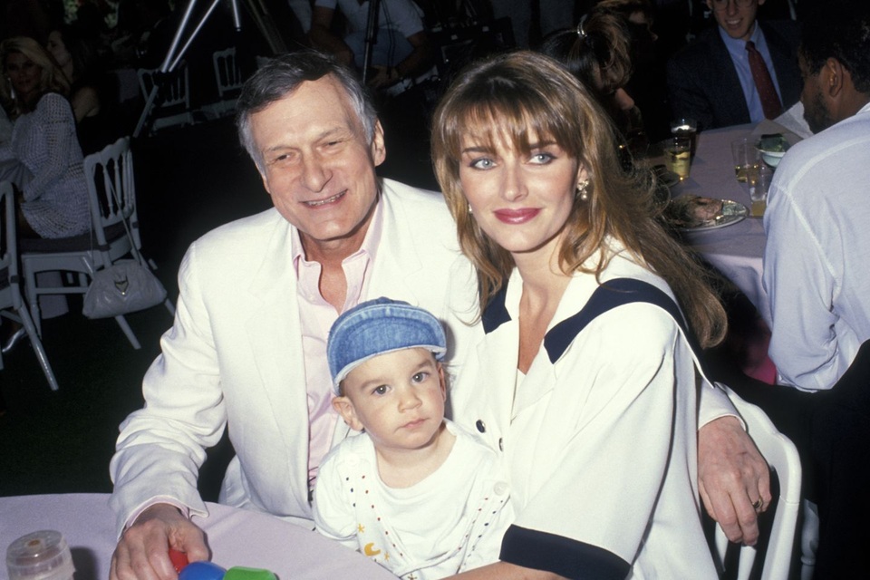 Con trai Hugh Hefner lớn lên trong biệt thự Playboy như thế nào? - 1
Marston Hefner và bố mẹ