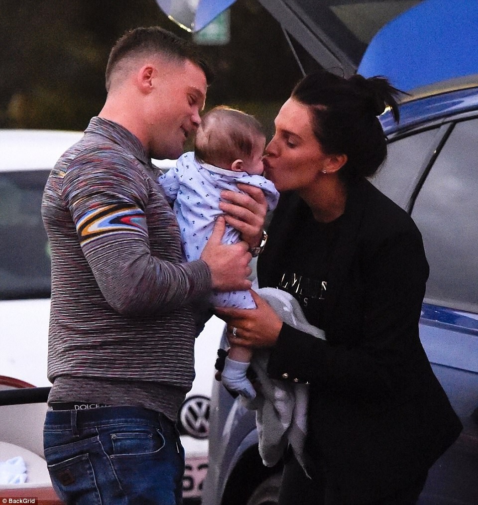 Hoa hậu Anh hạnh phúc đưa con ra phố - 1
Cựu hoa hậu Anh Danielle Lloyd và bạn trai Michael ONeil đưa con trai nhỏ Ronnie ra phố ngày 3/12 vừa qua