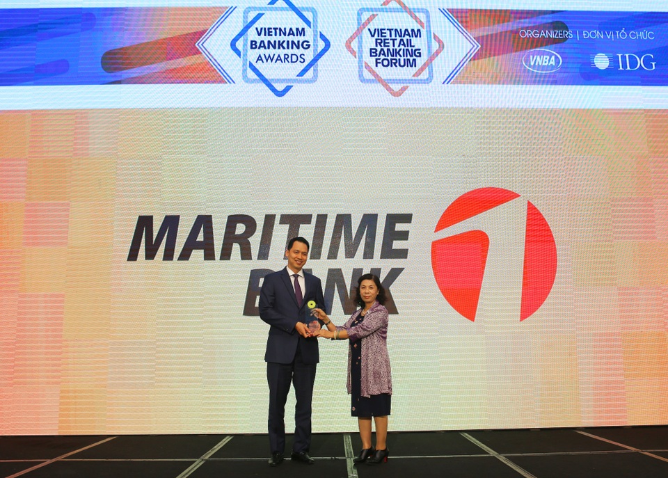 Maritime Bank nhận giải thưởng ngân hàng đồng hành cùng doanh nghiệp vừa và nhỏ tốt nhất Việt Nam 2017 - 1
Ông Huỳnh Bửu Quang – TGĐ Maritime Bank nhận giải thưởng từ bà Lê Thị Kim Xuân – Trưởng đại diện phía Nam của Hiệp hội Ngân hàng Việt Nam