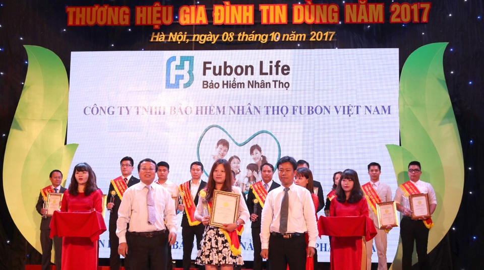 Fubon Life Việt Nam giành giải “Thương hiệu Gia đình Tin dùng” 2017 - 1
Lãnh đạo Fubon Life Việt Nam tại lễ trao giải.