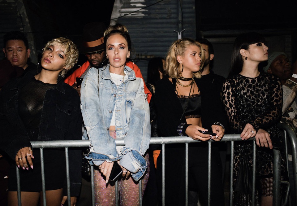 Nhà thiết kế nổi tiếng ra mắt bộ sưu tập... ngay trên phố - 8
Các khách VIP như Maeve Reilly, Sofia Richie... cũng phải đứng xem