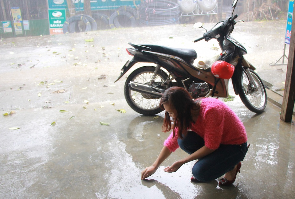 Người dân đua nhau nhặt hạt mưa đá... ăn thử - 2
Người dân nhặt những viên đá để ăn thử xem có giống đá trong tủ lạnh không.