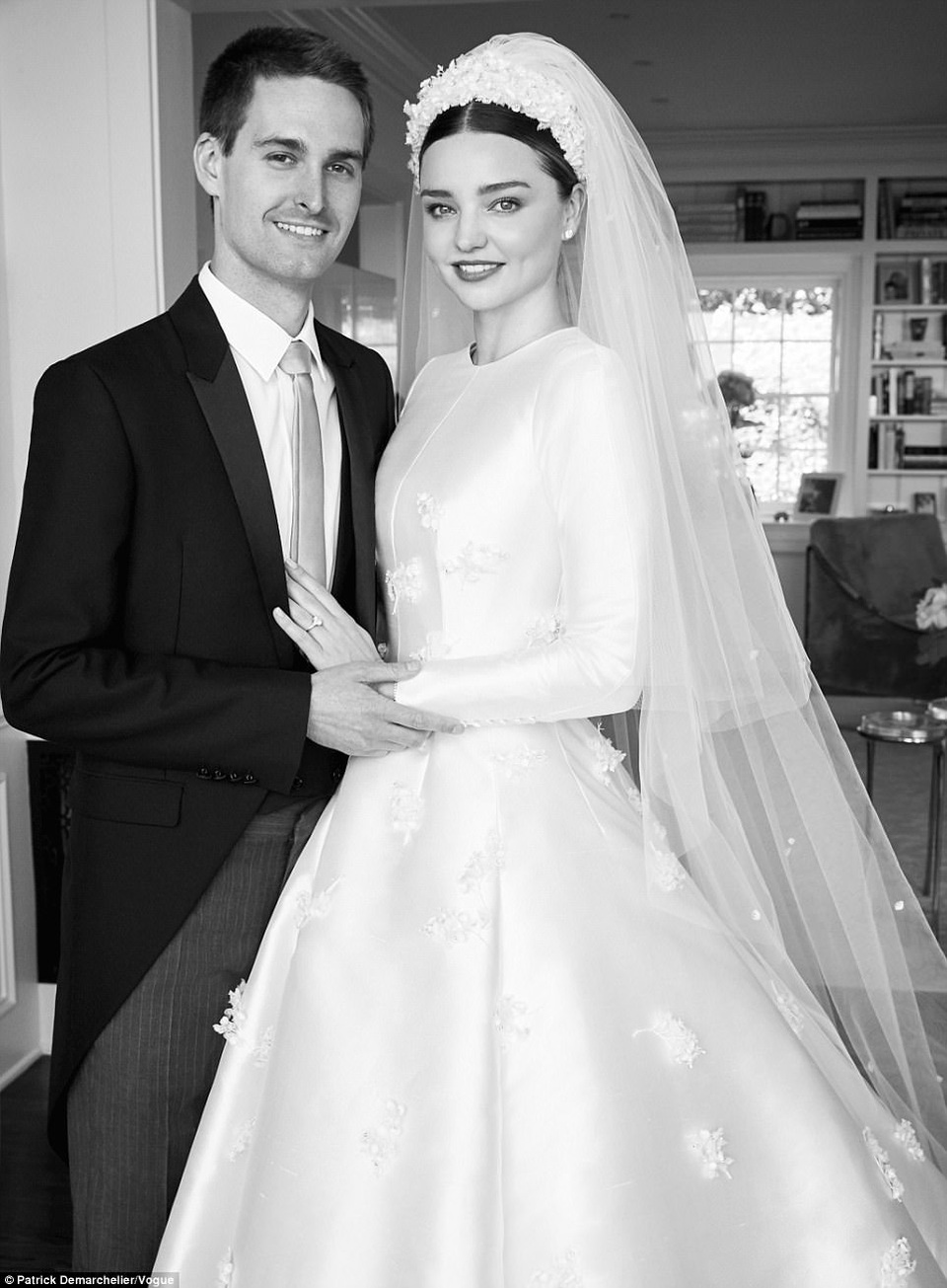 Miranda Kerr lần đầu khoe ảnh cưới - 3
Bộ váy lấy cảm hứng từ váy cưới mà Grace Kelly mặc trong hôn lễ của cô với hoàng tử Rainier của Monaco vào năm 1956. Grace là thần tượng của siêu mẫu 33 tuổi