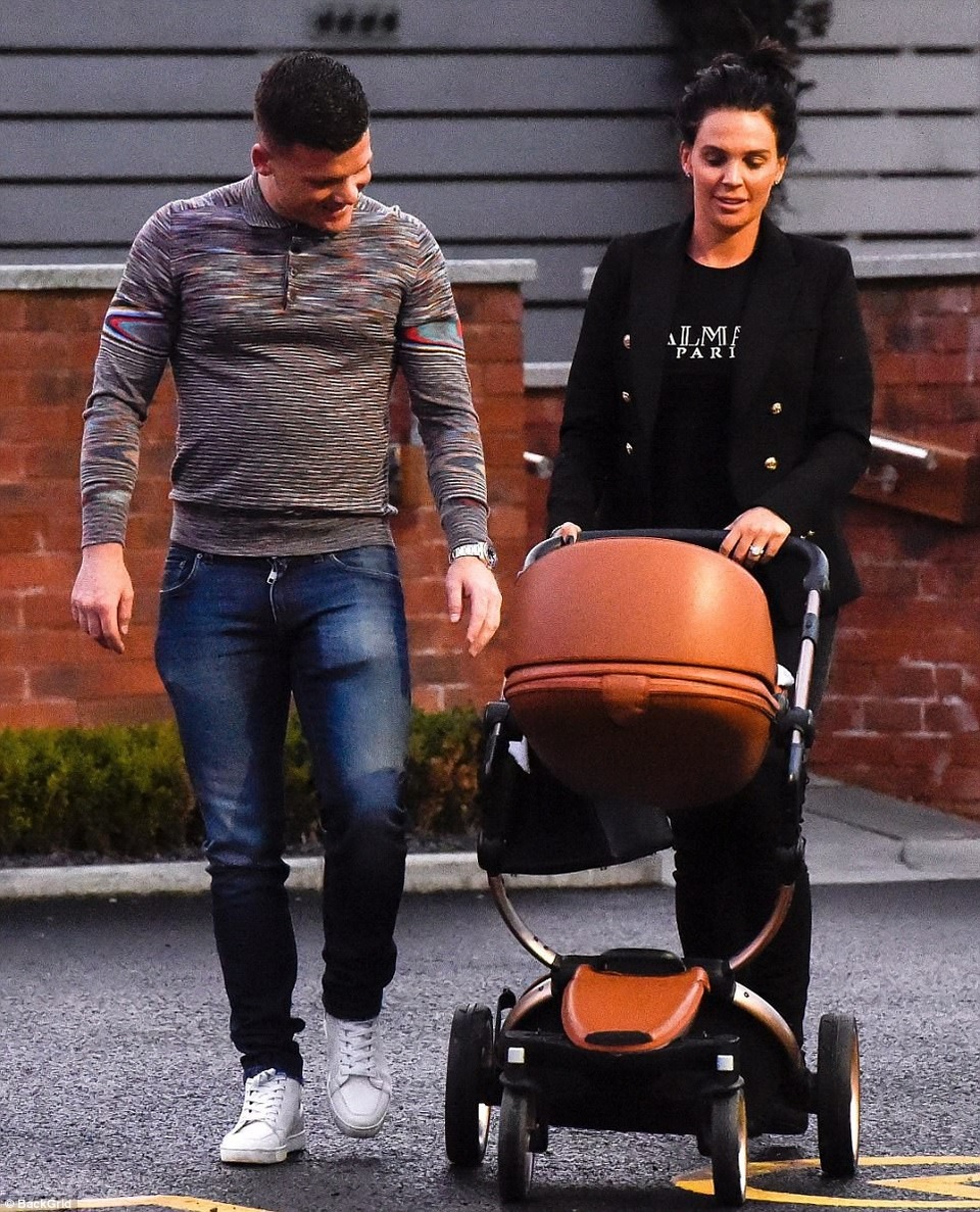 Hoa hậu Anh hạnh phúc đưa con ra phố - 3
Đây là lần thứ 4 Danielle Lloyd sinh con nhưng mới là lần thứ 1 cô có con với bạn trai Michael ONeil