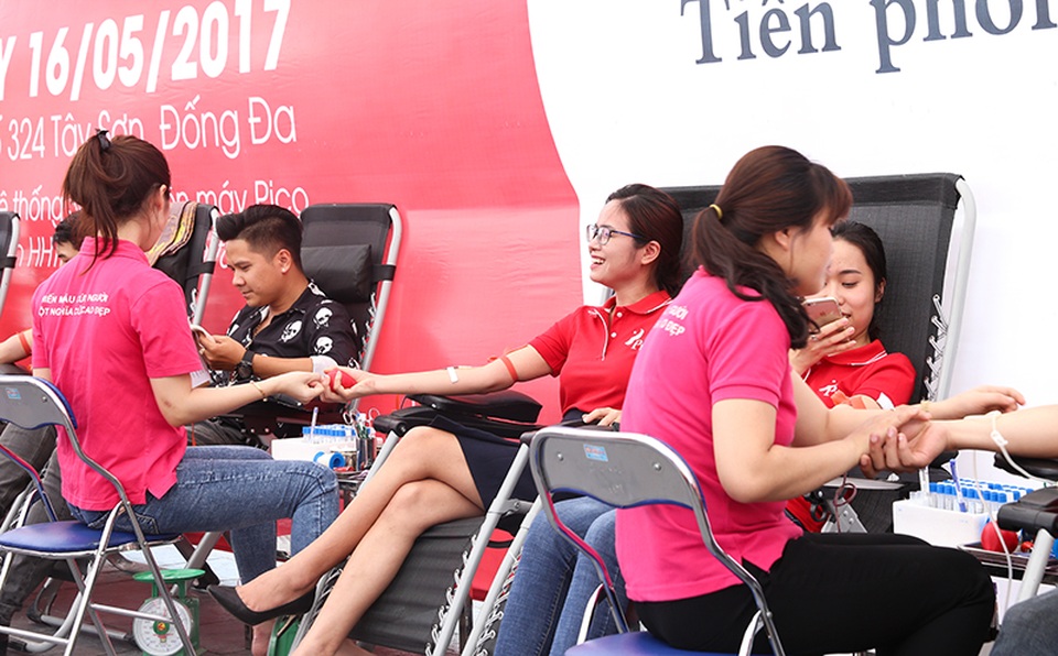 Gần 200 đơn vị máu được huy động trong ngày hội hiến máu - 4 Gần 200 đơn vị máu được huy động trong ngày hội hiến máu - 4