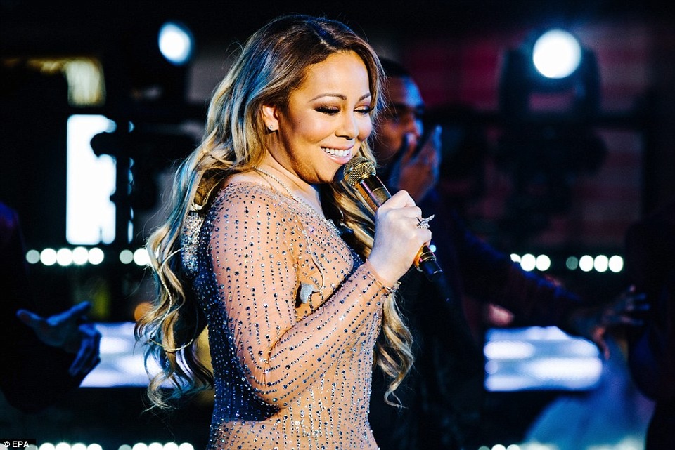 Mariah Carey lộ hát nhép trong đêm giao thừa - 5
Nữ ca sỹ xinh đẹp đã có khoảng thời gian rất bận rộn với lịch diễn kín mít từ giáng sinh tới nay. Cô luôn là một trong những ngôi sao hàng đầu với cát sê khủng tại Mỹ