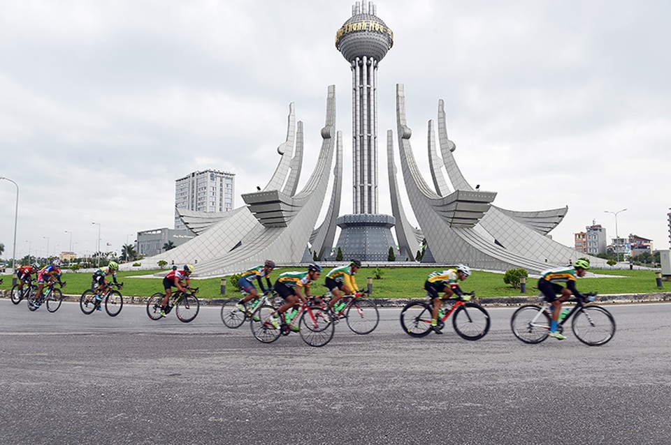 Nhiều hoạt động tri ân, đền ơn đáp nghĩa tại Thanh Hóa sau chặng đua thứ 2 - 1 Đoàn đua xe đạp kết thúc chặng thứ 2 tại Thanh Hóa