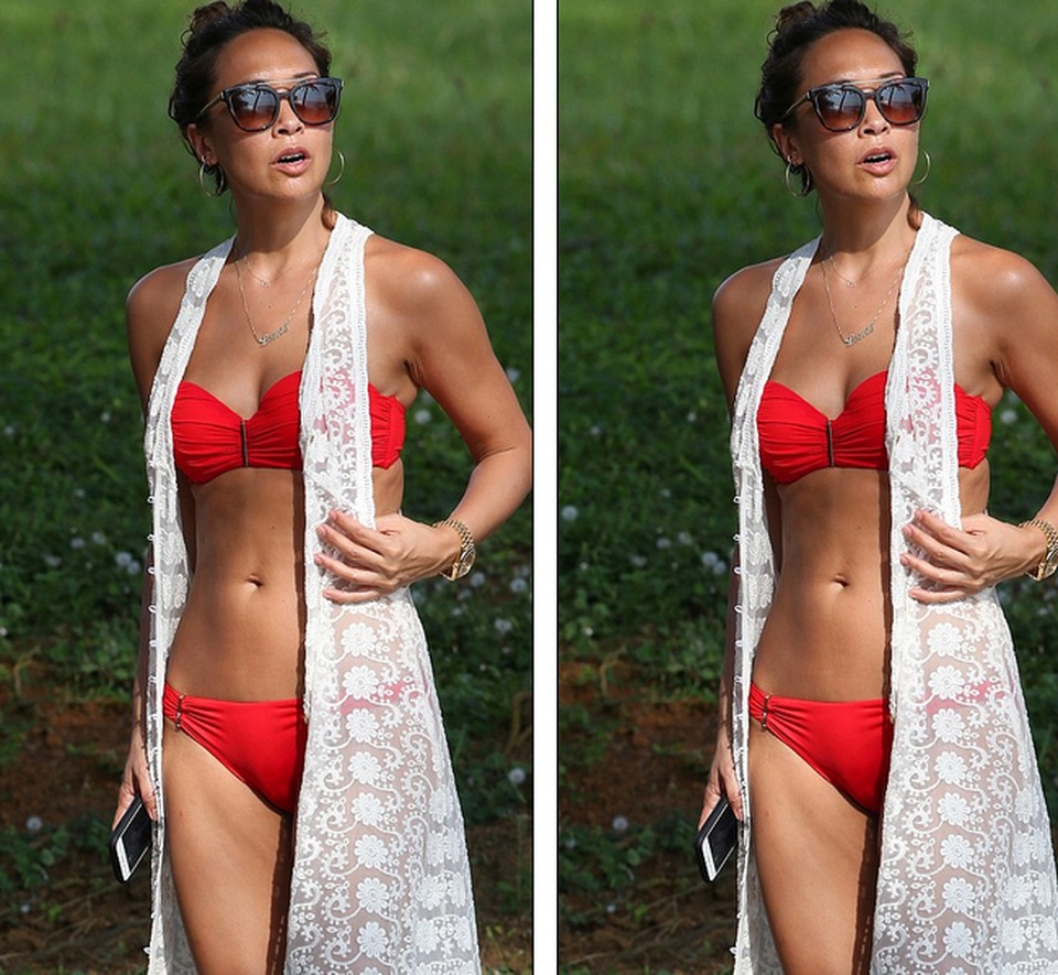 Ngưỡng mộ dáng gợi cảm của MC hoa hậu thế giới - 8
Myleene Klass dành mọi sự quan tâm cho hai cô con gái xinh đẹp như mẹ.