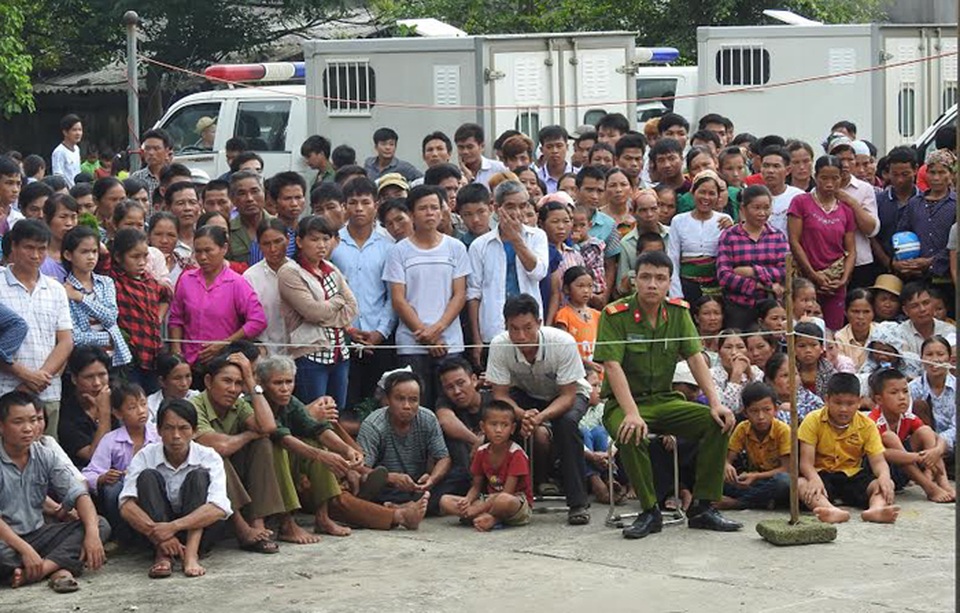 
Đông đảo người dân theo dõi phiên xử lưu động
