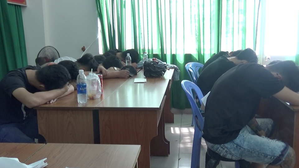 Hàng chục người phê ma túy trong nhà hàng, quán karaoke - 2 Những người có dấu hiệu sử dụng ma tuý được đưa về trụ sở để kiểm tra