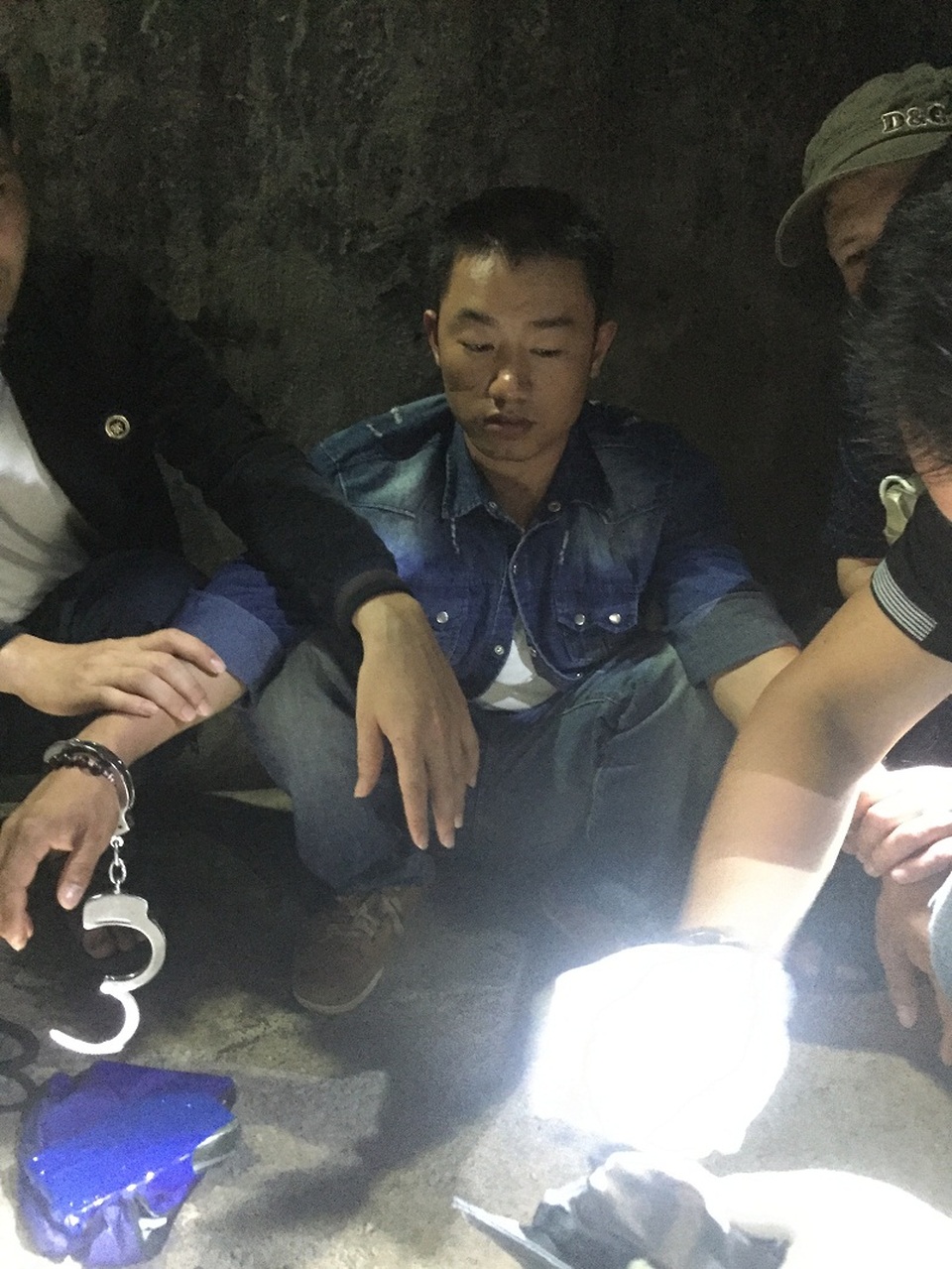 Đối tượng Võ Văn Sơn cùng tang vật bị bắt giữ. (Ảnh T.T)