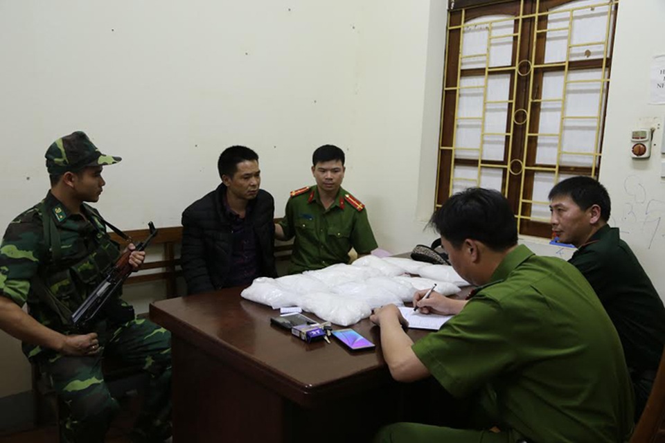 Bắt đối tượng người Trung Quốc nghi vận chuyển 11kg ma túy đá - 1 Đối tượng Nông Tôn Bảo tại cơ quan công an