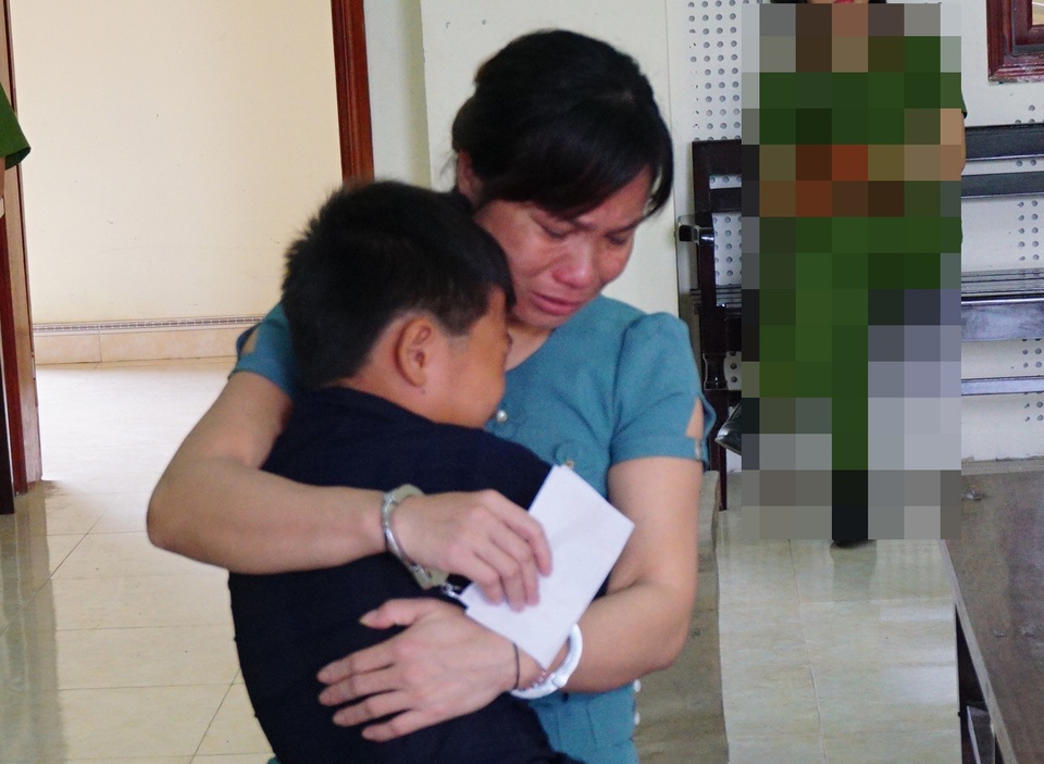 Cái kết đắng của người phụ nữ mong đổi đời bằng ma túy - 2 Nhung ôm con trai, bật khóc nức nở sau khi nhận bản án 20 năm