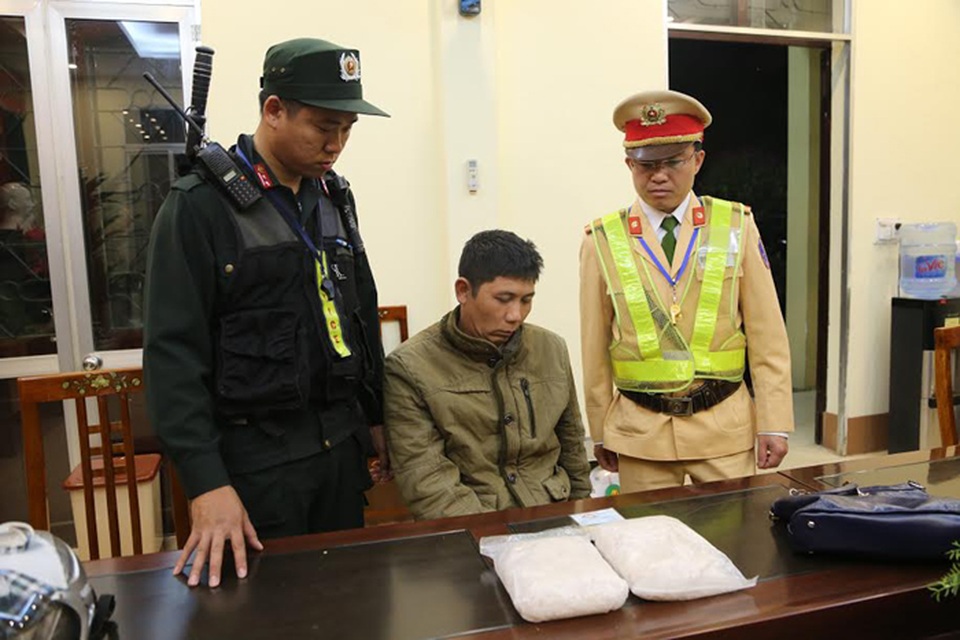 Liên tiếp bắt giữ 2 vụ vận chuyển ma túy đá - 2
Vợ chồng Dũng và Huyền cùng tang vật
