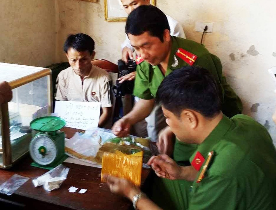 Bắt đối tượng người Lào mang ma túy vào Việt Nam - 2 Công an mở tang vật để kiểm đếm