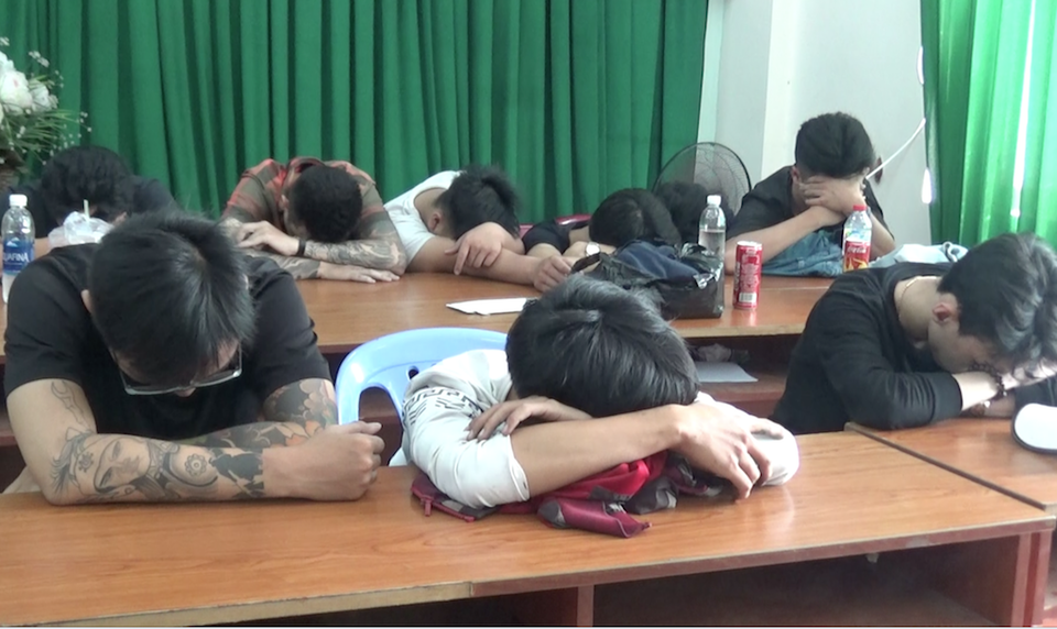 Hàng chục người phê ma túy trong nhà hàng, quán karaoke - 1 Hàng chục người phê ma túy trong nhà hàng, quán karaoke - 1