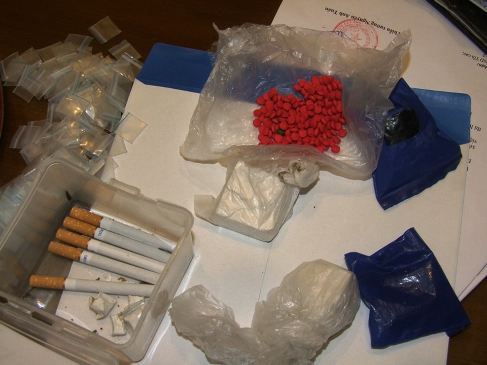 Tang vật thu giữ được tại nơi ở của một số đối tượng trong đường dây vận chuyển mua bán ma túy từ Sơn La về Hà Nam (ảnh: Công an Hà Nam)