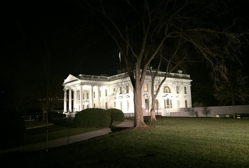 Nhà Trắng như "nhà ma" trong đêm cuối cùng của Tổng thống Obama - 1
Theo Washington Post, đêm cuối cùng tại Nhà Trắng không còn nhiều ánh đèn như trước khi hầu hết nhân viên tại đây đã rời đi.
