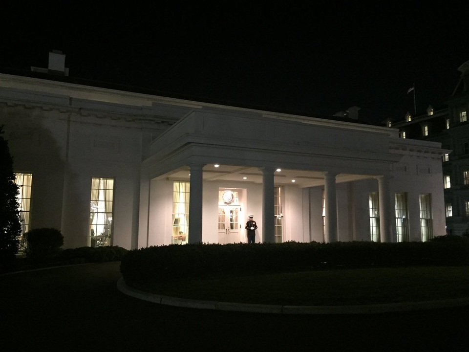 Nhà Trắng như "nhà ma" trong đêm cuối cùng của Tổng thống Obama - 4
Một lính thủy đánh bộ Mỹ rời vị trí gác ở cánh tây Nhà Trắng, báo hiệu Tổng thống Obama đã rời Phòng Bầu dục trong đêm cuối cùng tại Nhà Trắng trước khi kết thúc nhiệm sở.