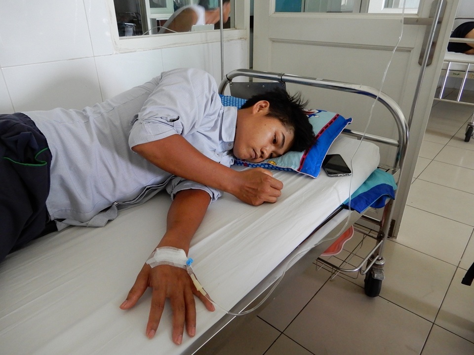 Không có tiền đóng viện phí, ông bố trẻ bị bệnh viêm màng não mủ xin về nhà chết - 3 Mặc dù bệnh chưa qua giai đoạn nguy hiểm nhưng Linh vẫn muốn xin về vì không có tiền đóng viện phí
