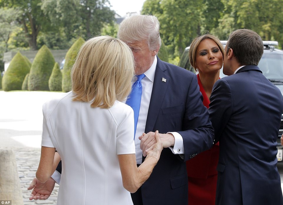 Ông Trump được chiêu đãi tiệc tối trên tháp Eiffel - 9
Tổng thống Macron và phu nhân Brigitte tiếp đón Tổng thống Trump và phu nhân Melania ngày 13/7 với tư cách chủ nhà. (Ảnh: AP)