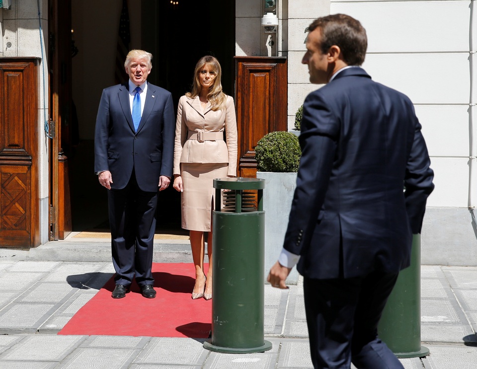 Ông Trump ca ngợi chiến dịch tranh cử "khó tin" của Tổng thống Pháp - 1 Tổng thống Donald Trump và Đệ nhất phu nhân Melania Trump đã đứng chờ tại cửa nhà Đại sứ Mỹ ở Brussels, Bỉ để tiếp đón Tổng thống Emmanuel Macron (Ảnh: Reuters)