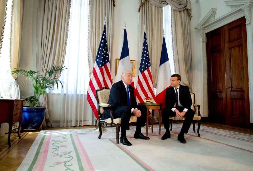 Ông Trump ca ngợi chiến dịch tranh cử "khó tin" của Tổng thống Pháp - 3 Cuộc gặp đầu tiên giữa hai nhà lãnh đạo Mỹ - Pháp diễn ra trước thềm hội nghị thượng đỉnh NATO (Ảnh: Reuters)