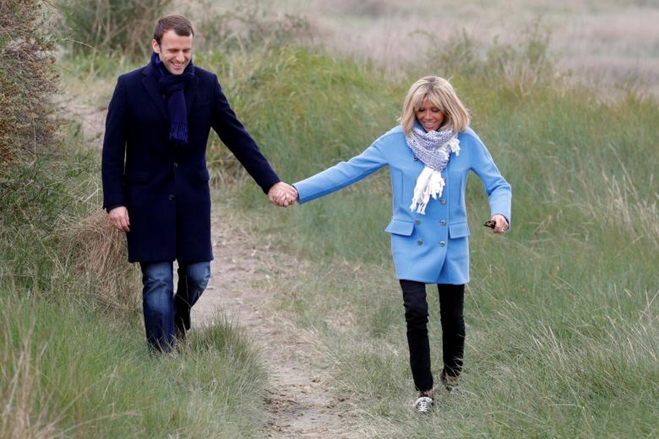 Người bạn đời hơn 25 tuổi nâng bước thành công cho Tổng thống đắc cử Pháp - 3
Ông Macron gặp bà Brigitte khi mới 15 tuổi tại một trường trung học ở Amiens, miền bắc nước Pháp. Khi đó, bà Brigitte, 40 tuổi, là phụ nữ đã có chồng và 3 người con. Bà cũng là giáo viên tại trường nơi ông Macron theo học. Hai người bắt đầu nảy sinh tình cảm sau khi ông Marcon nhờ cô giáo viết lại các lời thoại của một vở kịch. Trong ảnh: ông Macron và bà Brigitte đi dạo tại một khu vực đồng quê ở Le Touquet, Pháp.