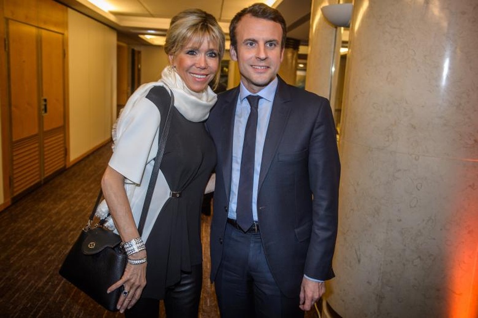 Người bạn đời hơn 25 tuổi nâng bước thành công cho Tổng thống đắc cử Pháp - 6 Khi ông Macron, ứng viên theo trường phái trung dung, ôn hòa của Phong trào Tiến bước, chính thức tranh cử tổng thống vào cuối năm 2016, bà đã trở thành cánh tay phải đắc lực, hỗ trợ cho chồng trong cuộc đua giành chiếc ghế cao nhất của Điện Elysees. Người ta thường nhìn thấy người phụ nữ 64 tuổi này cặm cụi ghi chép trong các cuộc tiếp xúc cử tri của chồng và giúp ông chuẩn bị các bài phát biểu quan trọng.