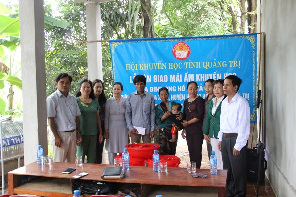 Quảng Trị: Bàn giao “Mái ấm khuyến học” cho gia đình Pa Kô có hoàn cảnh khó khăn - 1 Đại diện Hội khuyến học và các đơn vị hảo tâm tặng đồ dùng cho gia đình anh Tả