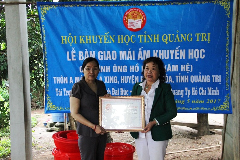 Quảng Trị: Bàn giao “Mái ấm khuyến học” cho gia đình Pa Kô có hoàn cảnh khó khăn - 2 Lãnh đạo Hội Khuyến học tặng Bảng vàng ghi công khuyến học cho đại diện nhà hảo tâm