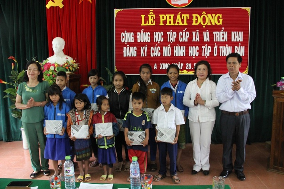 Quảng Trị: Bàn giao “Mái ấm khuyến học” cho gia đình Pa Kô có hoàn cảnh khó khăn - 3 Tặng quà cho các học sinh có hoàn cảnh khó khăn