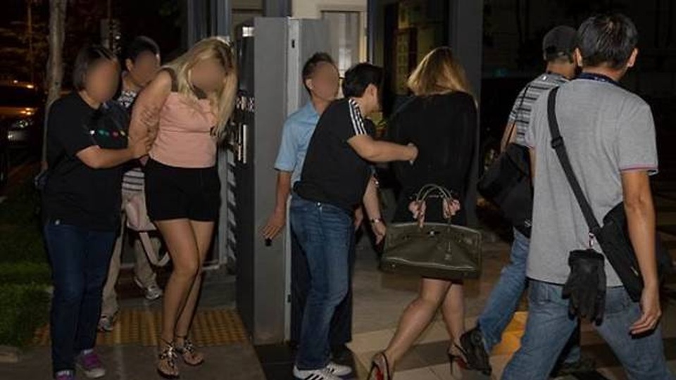 Gái mại dâm ngoại quốc thời "công nghệ số" ở Singapore - 2
Một số phụ nữ nước ngoài bị bắt do tình nghi có liên quan tới hoạt động mại dâm (Ảnh: CNA)