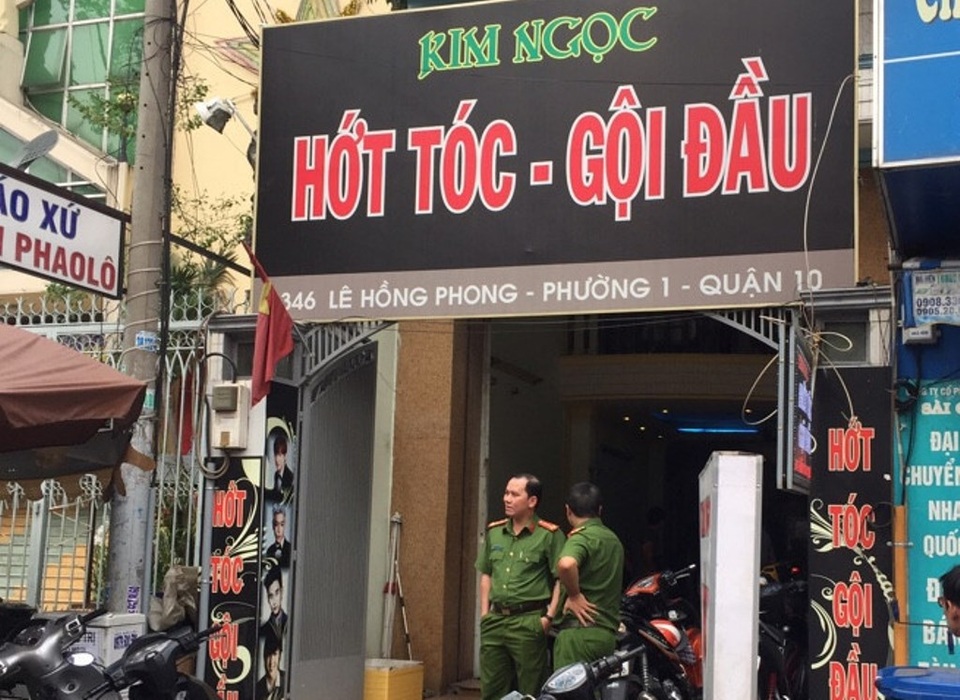 “Chân dài” phục vụ khách “tới bến” ngay trong tiệm hớt tóc - 1 Tiệm hớt tóc, gội đầu bị công an kiểm tra