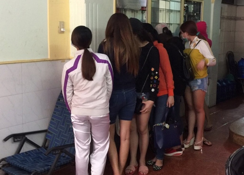 “Chân dài” phục vụ khách “tới bến” ngay trong tiệm hớt tóc - 2 Số tiếp viên và gái bán dâm bị bắt quả tang