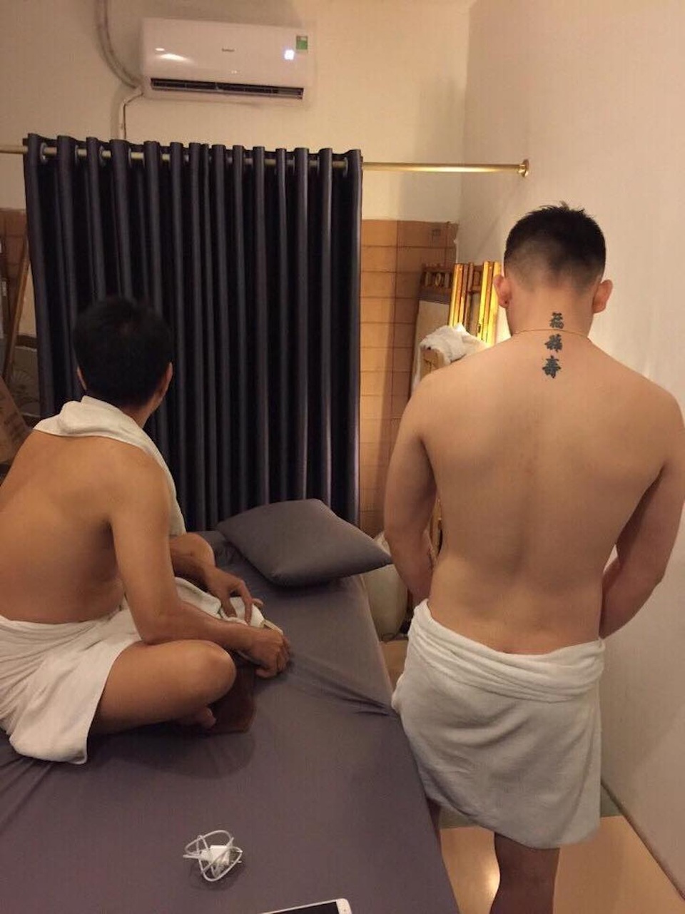 Phá “động” mại dâm nam đồng tính núp bóng công ty y học cổ truyền - 1 2 nam nhân viên bán dâm cho khách bị bắt quả tang