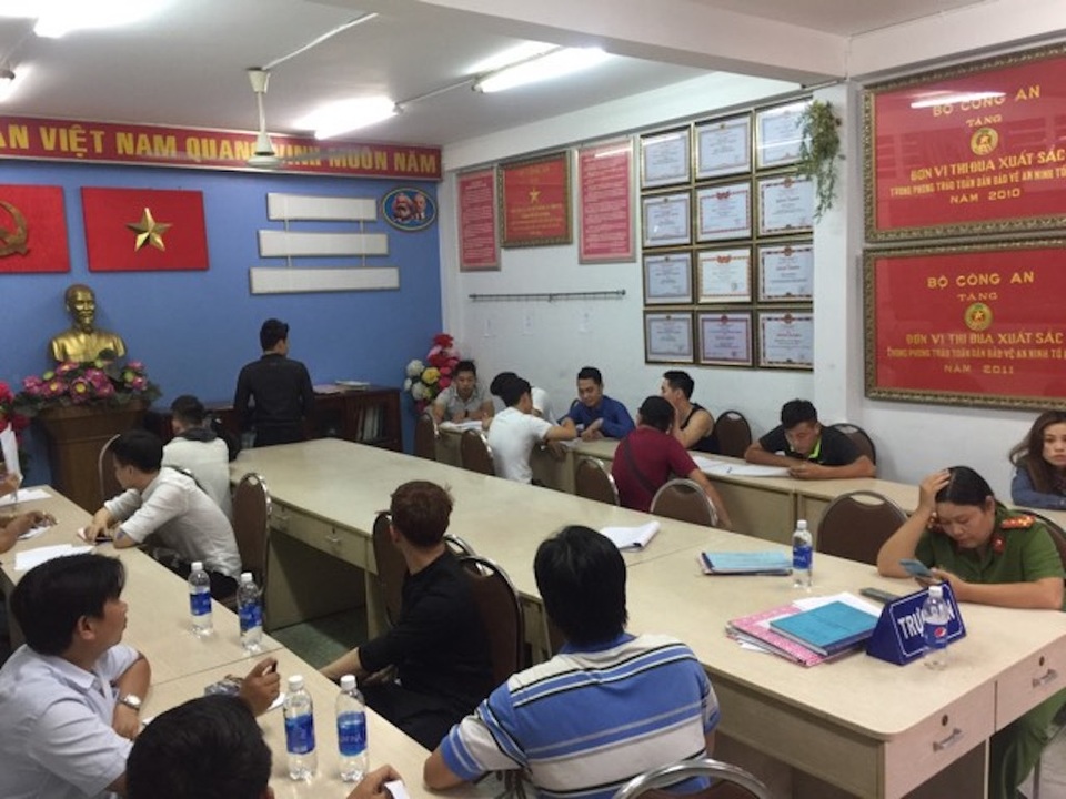 Phá “động” mại dâm nam đồng tính núp bóng công ty y học cổ truyền - 4 Những người liên quan bị đưa về trụ sở công an để làm rõ