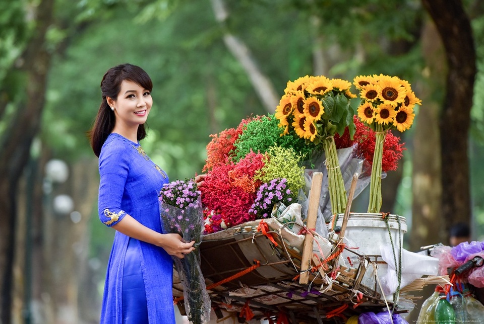 Mai Thu Huyền tiết lộ từng được NSND Hoàng Dũng chấm thi nhan sắc tuổi 15 - 1 Mai Thu Huyền có những bức hình áo dài tuyệt đẹp trên con phố Phan Đình Phùng giữa tiết trời thu Hà Nội. (Áo dài: NTK Đỗ Trịnh Hoài Nam. Trang điểm: Mai Khánh Hương).