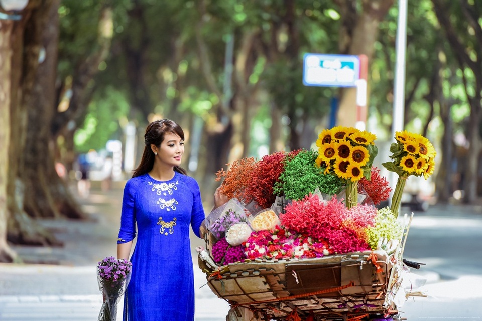 Mai Thu Huyền tiết lộ từng được NSND Hoàng Dũng chấm thi nhan sắc tuổi 15 - 5 Cô hoài niệm bên những hàng cây xanh mướt, những gánh hàng hoa thân thuộc…