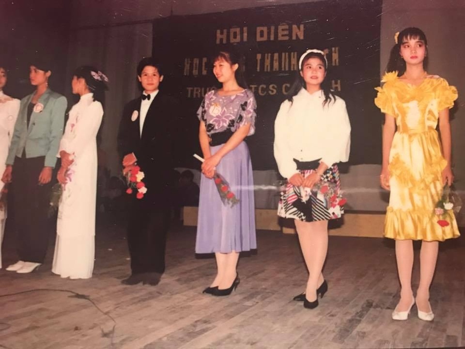 Mai Thu Huyền tiết lộ thời “nữ sinh thanh lịch” nhận nhiều thư làm quen - 6 Năm 1993, Mai Thu Huyền giành Giải Ba Cuộc thi Học sinh thanh lịch Trường PTCS Cát Linh.