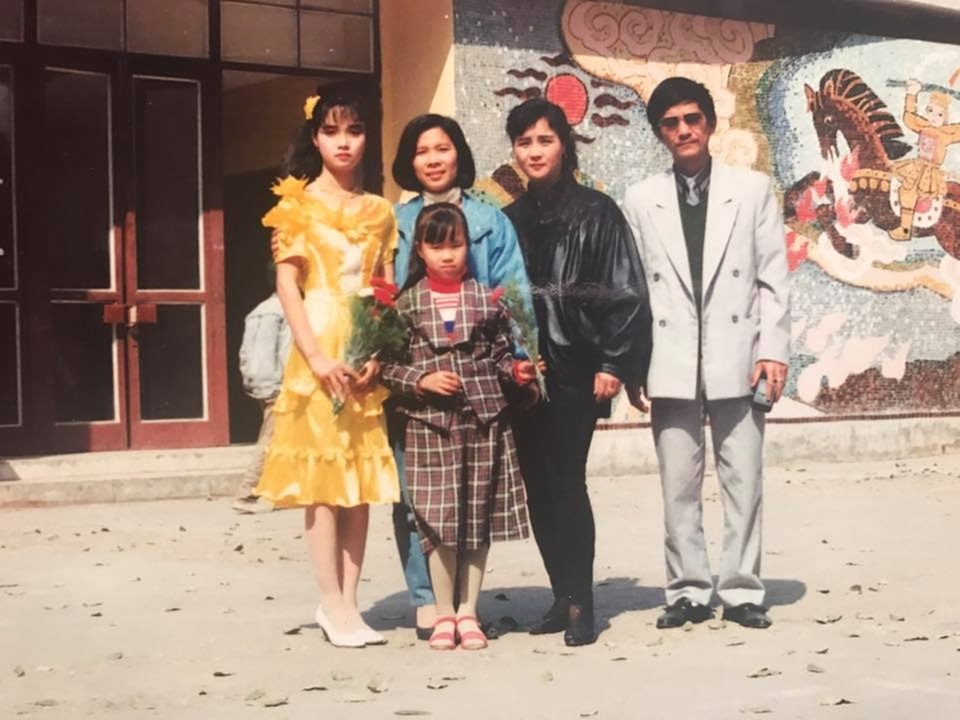 Mai Thu Huyền tiết lộ thời “nữ sinh thanh lịch” nhận nhiều thư làm quen - 2 Bố mẹ và thầy cô giáo động viên tinh thần Mai Thu Huyền dự thi học sinh thanh lịch.